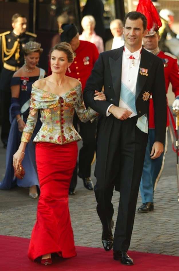 Doña Letizia ha cumplido 47 años y nuestro particular regalo para la reina es un repaso por la evolución de su imagen a través de algunos de sus estilismos más memorables. Aquella joven que se estaba labrando un prometedor futuro profesional como periodista lo dejó todo por amor. El por aquel entonces príncipe Felipe anunció su compromiso oficial con la asturiana y se casaron en la Catedral de la Almudena el 22 de mayo de 2004. Diez años más tarde, fueron coronados reyes de España tras la abdicación del rey Juan Carlos. Cada uno de esos momentos clave en la vida de doña Letizia ha estado marcado por sus looks, analizados al detalle por la prensa a lo largo de los años.