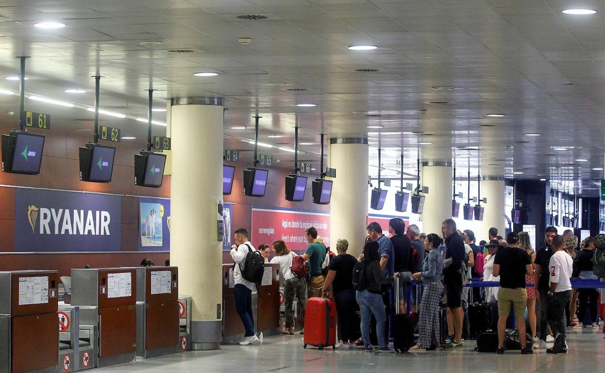 Colas de pasajeros ante un mostrador de Ryanair en el aeropuerto de Barcelona uno de los últimos días de huelga. 