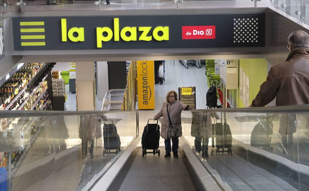 Acceso a una de las tiendas del formato 'La Plaza' de la cadena Dia. 