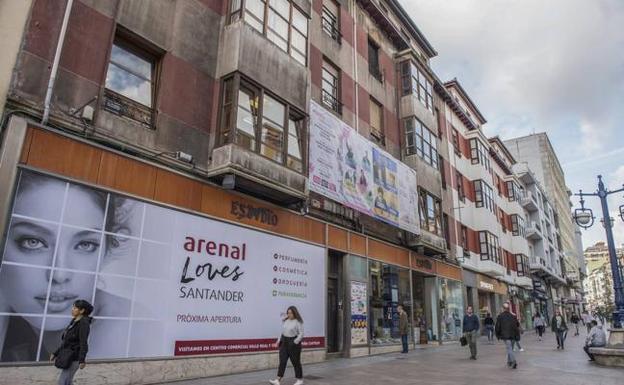 Vista general del local que abrirá la cadena de perfumerías en la santanderina calle Burgos. 