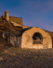 Imagen secundaria 2 - Refugio Elorrieta en invierno; con un mar de nubes bajo los cerros; imagen del edificio que se quiere arreglar 