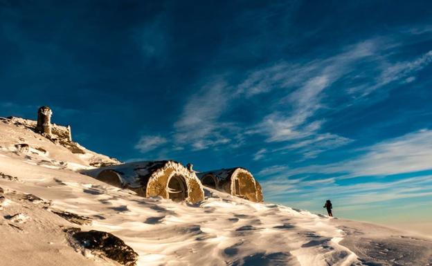 Imagen principal - Refugio Elorrieta en invierno; con un mar de nubes bajo los cerros; imagen del edificio que se quiere arreglar 