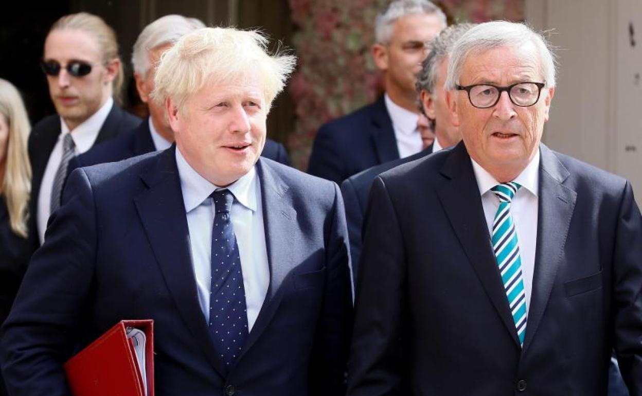 Johnson y Juncker abandonan el restaurante.