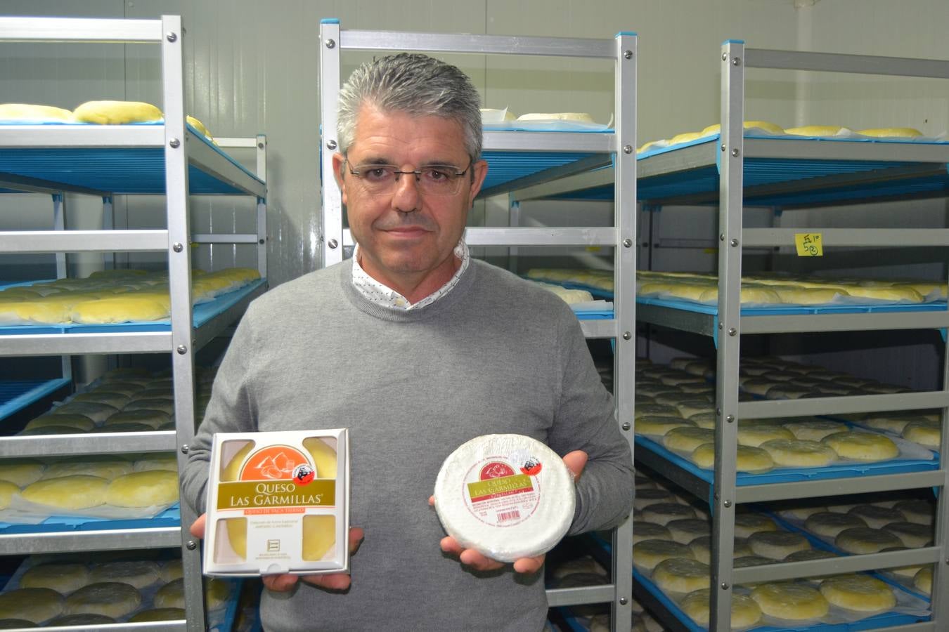 Roberto Hoyo, junto con sus padres Milagros Lombera y Feliciano Hoyo. 