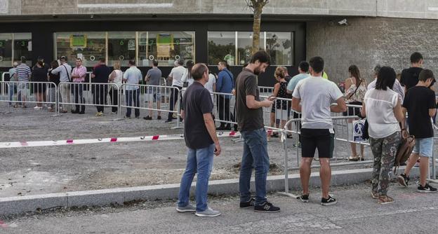 Colas de aficionados en El Sardinero en busca de una entrada para el partido de hoy entre el Racing y el Mirandés. 