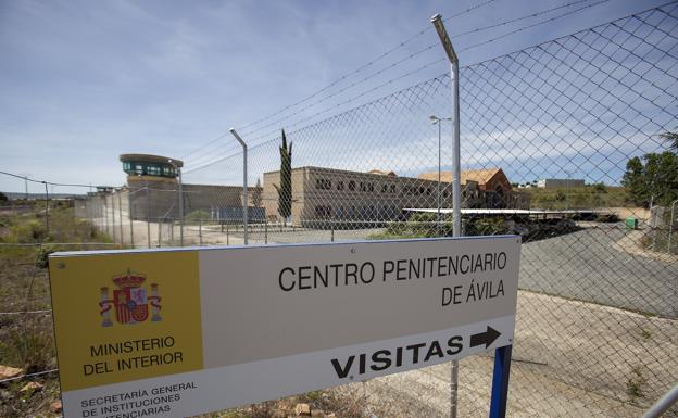 Imagen de la entrada de visitas de la prisión. 