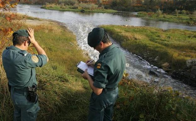 Guardias civiles controlan los vertidos del río Saja-Besaya. 