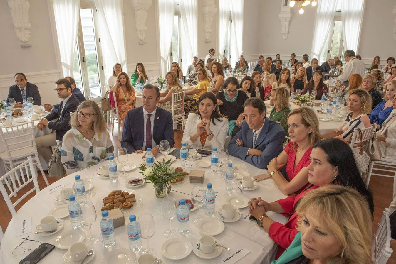 La vicepresidenta del Banco Santander España, Isabel Tocino, ha ofrecido la conferencia inaugural del I Encuentro Económico Empresarial organizado por la Asociación de Mujeres Empresarias de Cantabria, en el Casino del Sardinero.