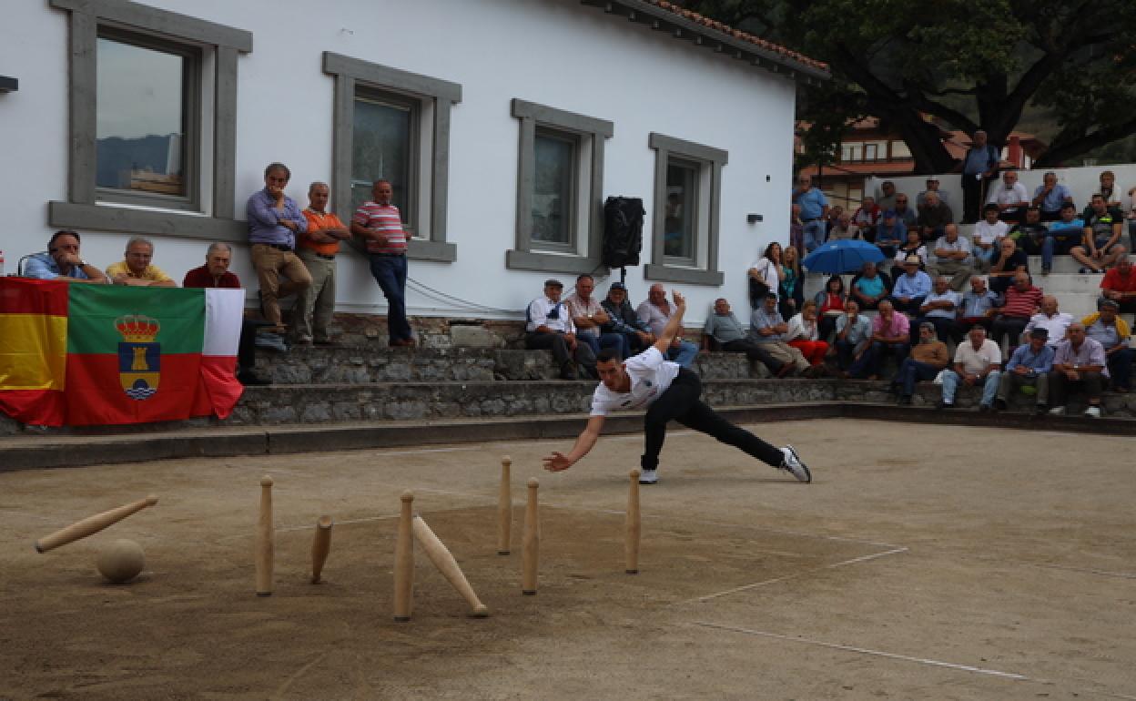 Víctor birlando ayer en la bolera de La Serna en Potes/ Fotografía: Pedro Álvarez