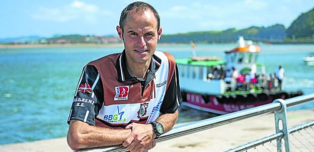 Borja Gómez, con la camiseta de Zierbena y la pedreñera al fondo.