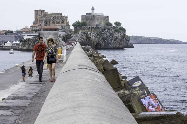 Cientos de vecinos transitan a diario por el rompeolas, un lugar emblemático de Castro Urdiales.