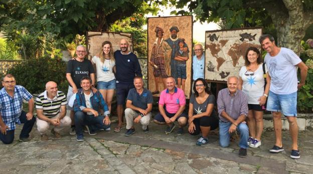 Un grupo de participantes en la excursión, ante el monumento a Juan de Santander en Cueto. 