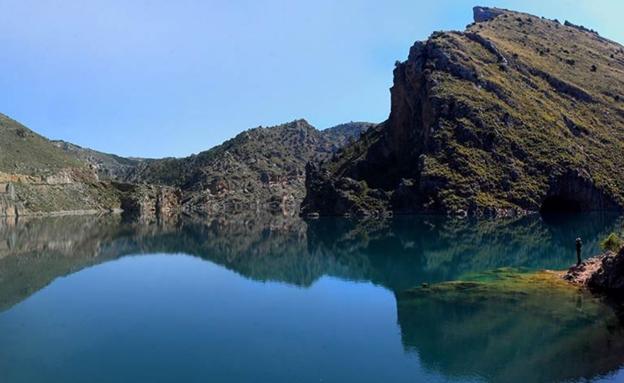 El embalse de Quéntar se alimenta del río Aguas Blancas, imagen al este de la presa /