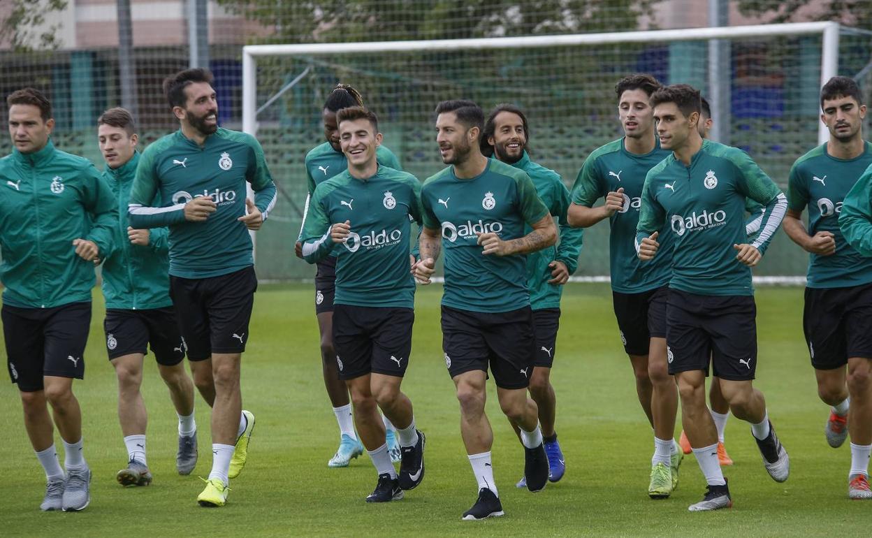 Caras de satisfacción entre los jugadores durante el entrenamiento de este miércoles.