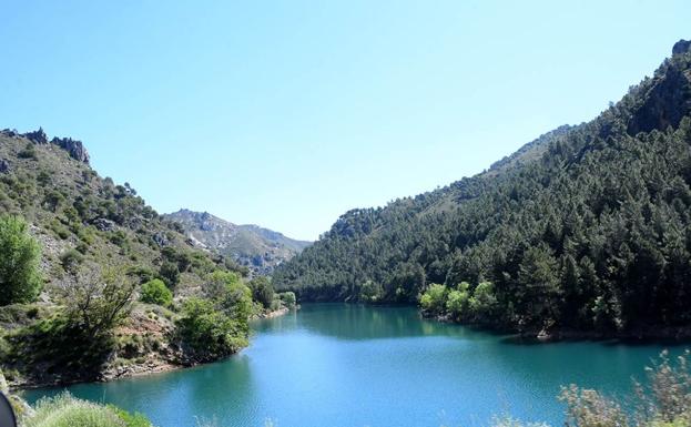 Imagen principal - Cola del embalse de Quéntar; Acceso al cauce del Aguas Blancas en la fuente de los Trucheros; Desagüe de la presa de Quéntar 