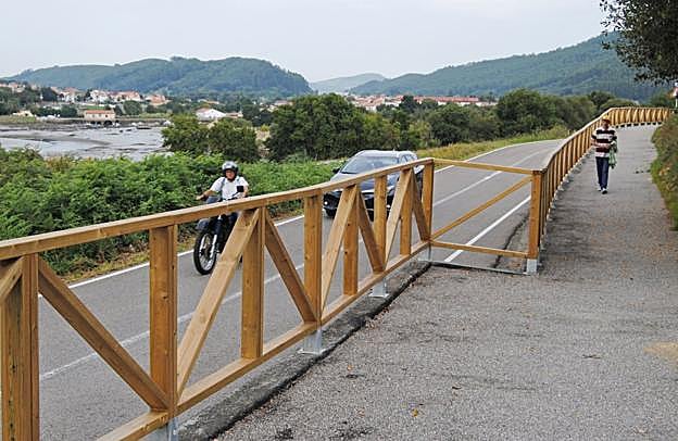 Aunque aún faltan pequeños detalles del proyecto, los peatones ya hacen uso de la senda peatonal. 