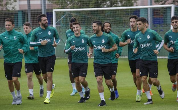 Los futbolistas del Racing, ayer durante la sesión de trabajo en las Instalaciones Nando Yosu, en La Albericia.