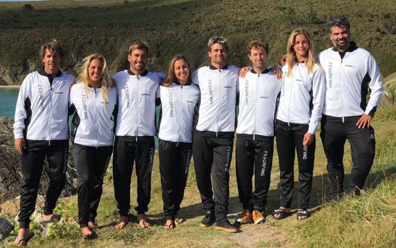 La selección española de surf formada por Vicente Romero, Aritz Aranburu, Gony Zubizarreta, Nadia Erostarbe, Leticia Canales y Ariane Ochoa, y capitaneada por el cántabro Pablo Solar.