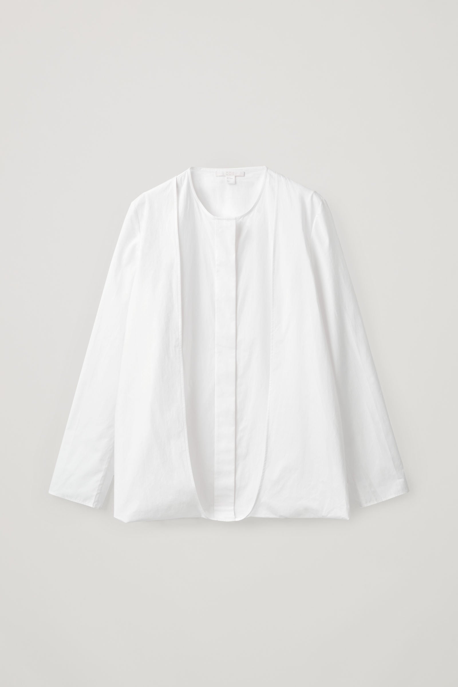 Camisa desestructurada, de COS (79 euros). 