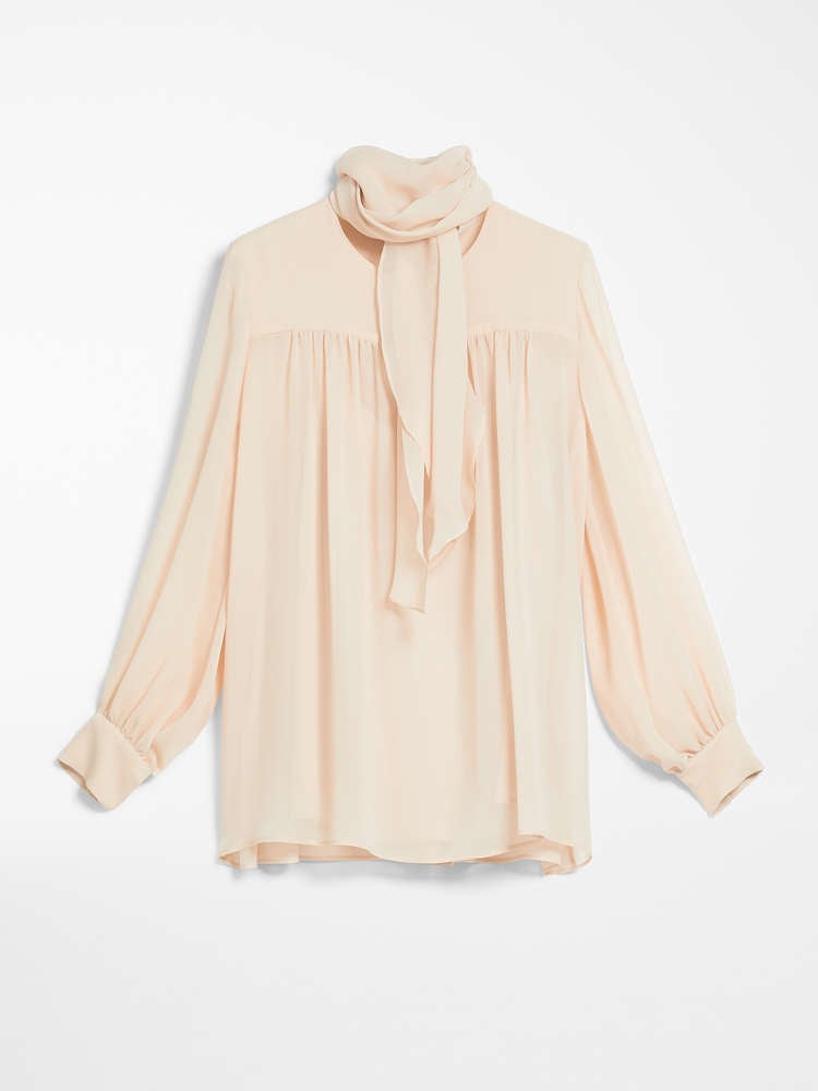 Blusa de color 'nude en 'georgette' de seda, de Max Mara (325 euros). 