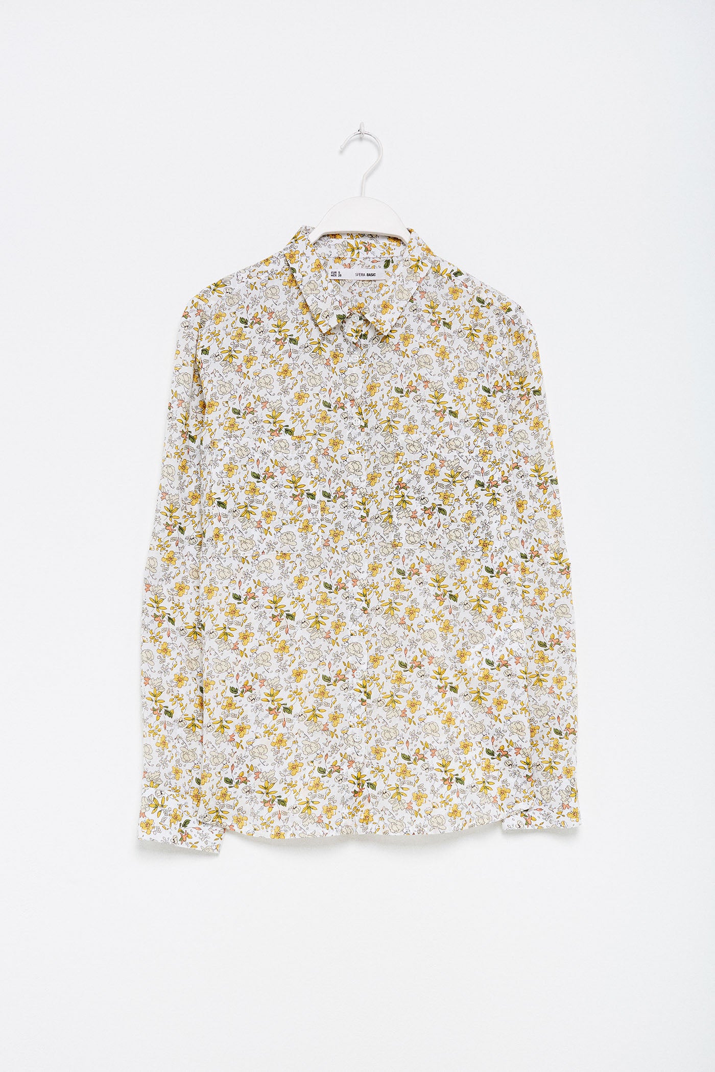 Camisa básica estampada, de Sfera (9,99 euros). 