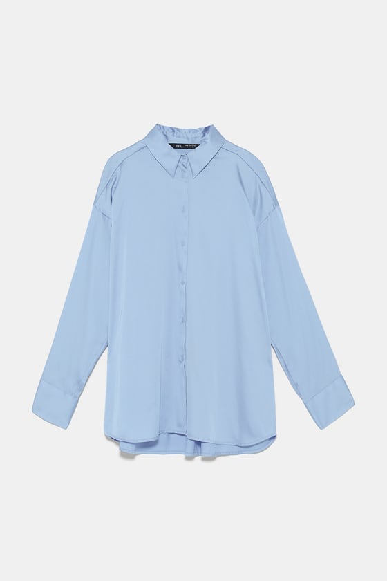 Camisa satinada, de Zara (22,95 euros). 