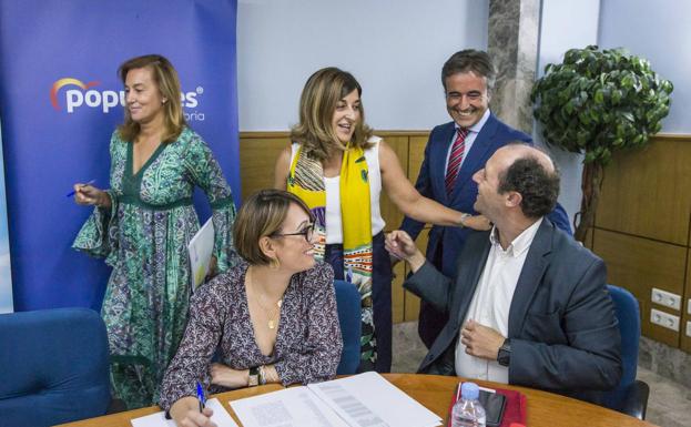 p Sede del PP. María José González Revuelta, María José Sáenz de Buruaga y Diego Movellán, de pie, a su llegada al comité ejecutivo popular por la tarde