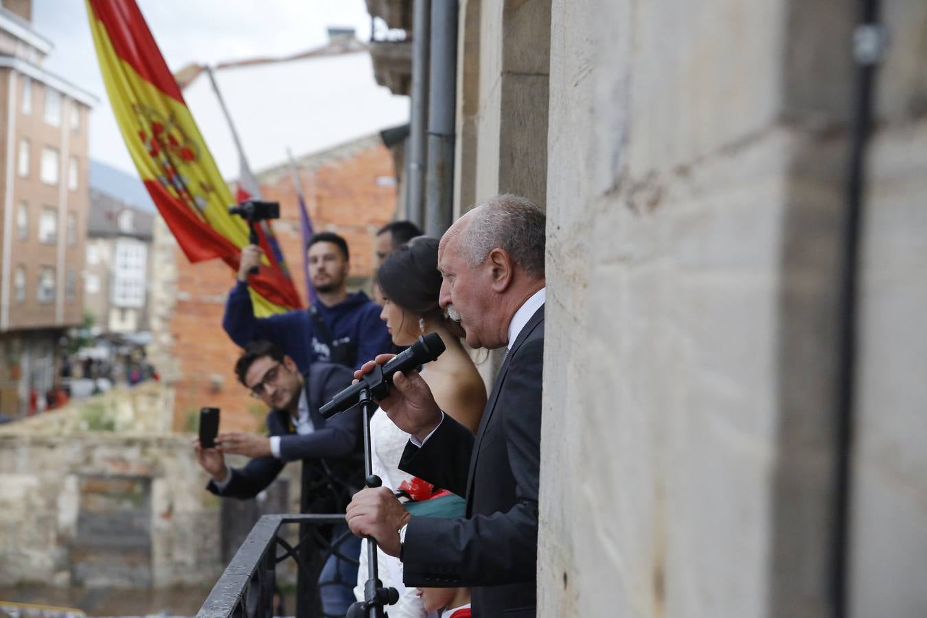 El autor Jon Obeso, ganador de las Justas Literarias, recibió la Flor Natural de manos de la reina de San Mateo, Claudia Ezquiaga