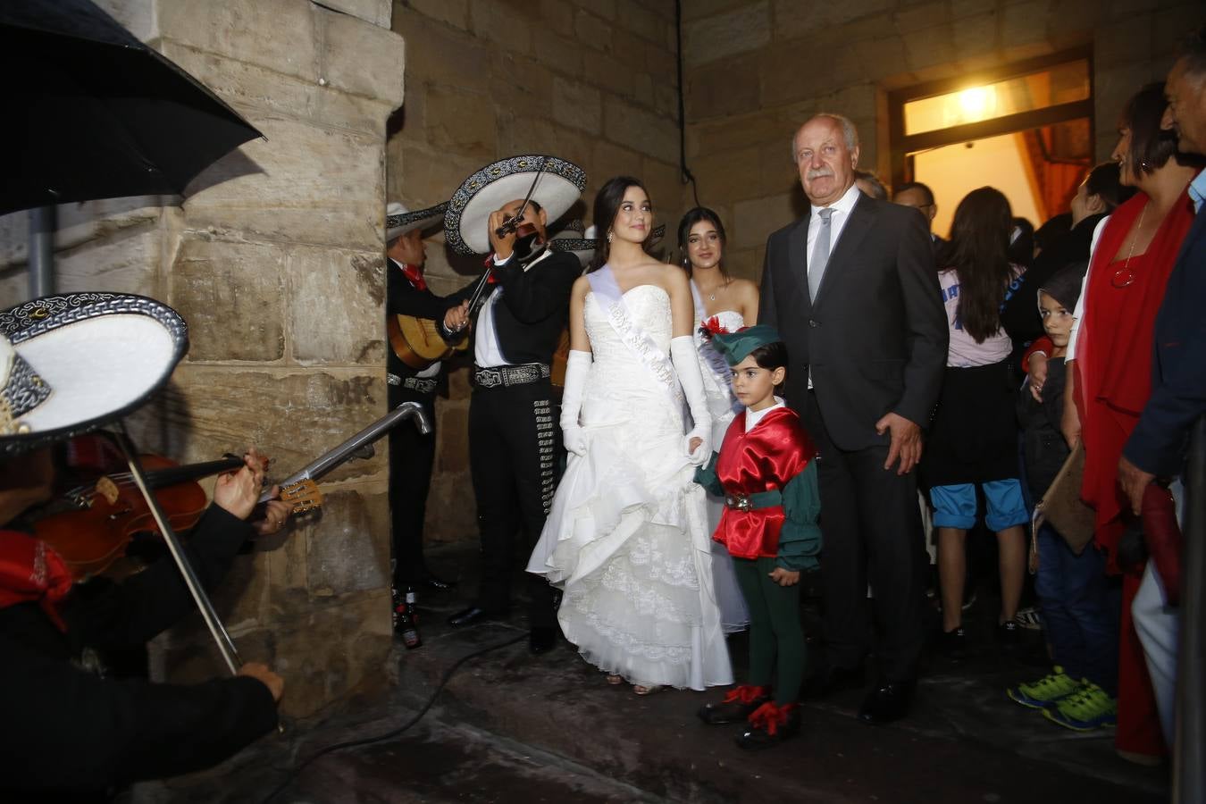 El autor Jon Obeso, ganador de las Justas Literarias, recibió la Flor Natural de manos de la reina de San Mateo, Claudia Ezquiaga