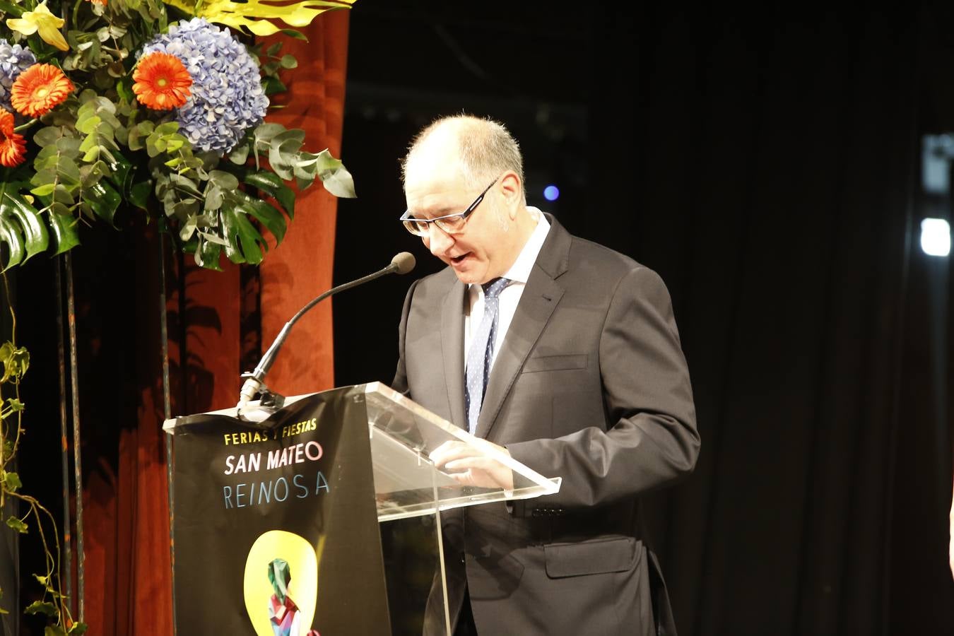 El autor Jon Obeso, ganador de las Justas Literarias, recibió la Flor Natural de manos de la reina de San Mateo, Claudia Ezquiaga