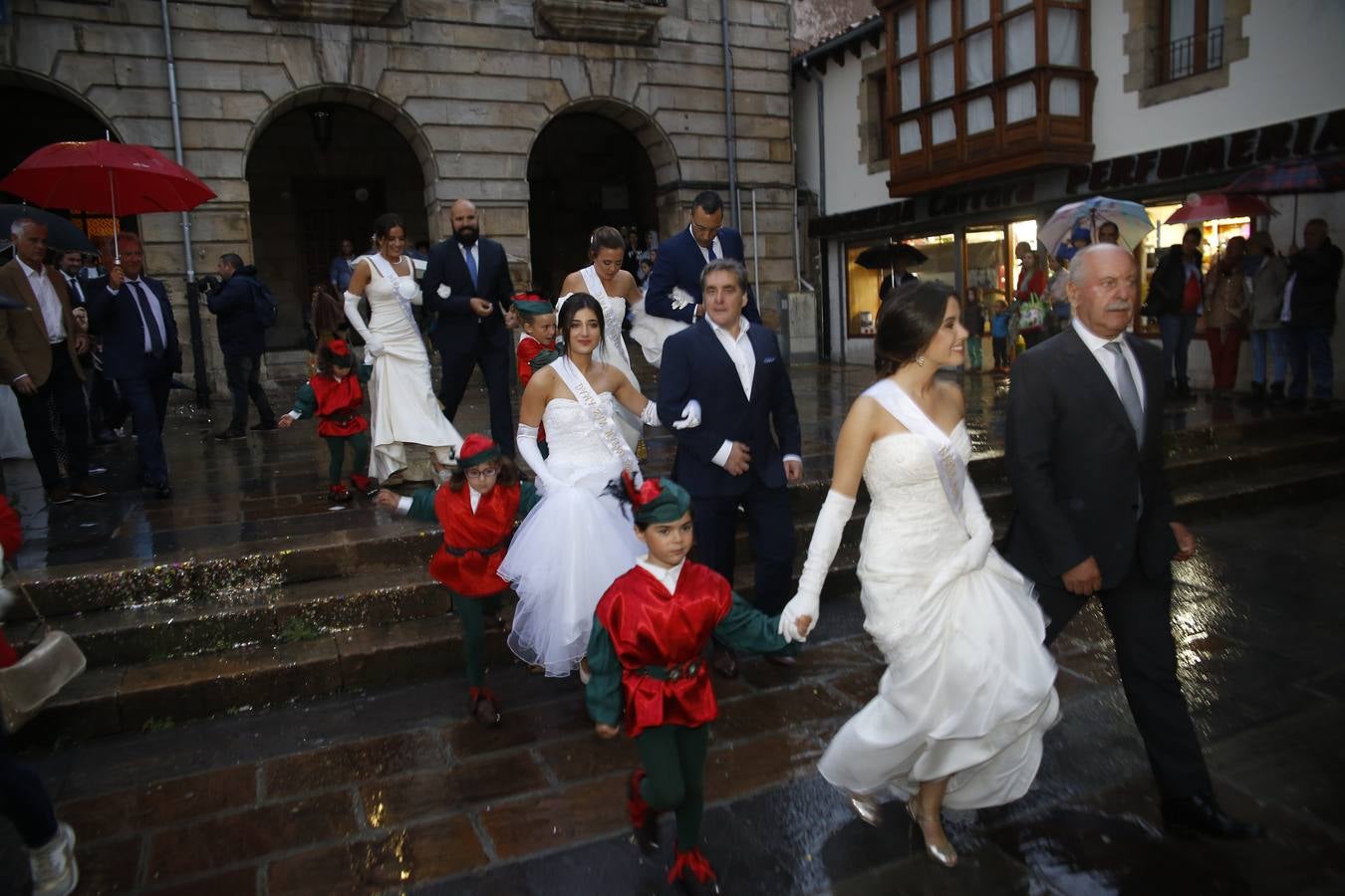 El autor Jon Obeso, ganador de las Justas Literarias, recibió la Flor Natural de manos de la reina de San Mateo, Claudia Ezquiaga