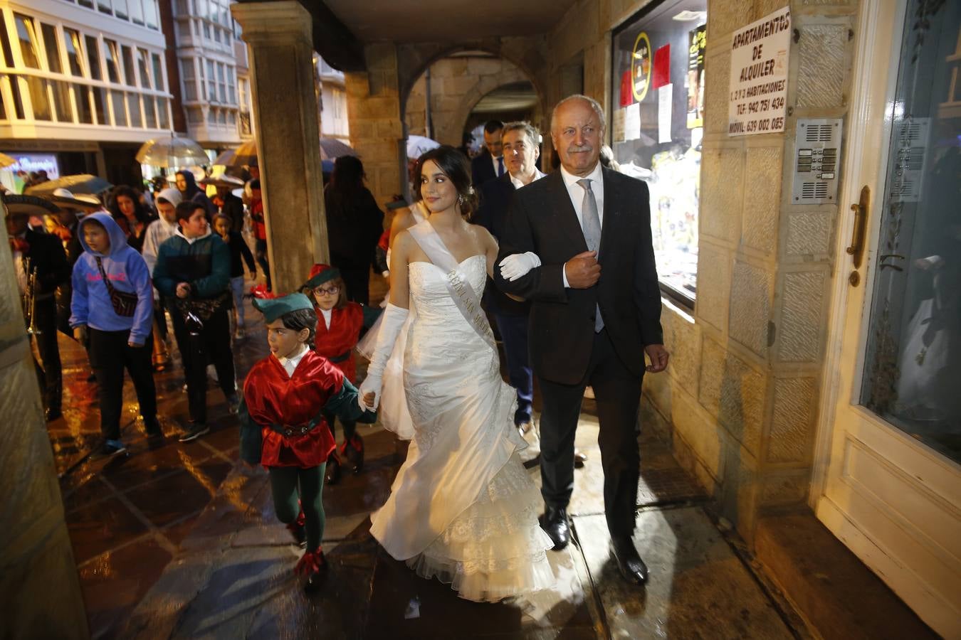 El autor Jon Obeso, ganador de las Justas Literarias, recibió la Flor Natural de manos de la reina de San Mateo, Claudia Ezquiaga