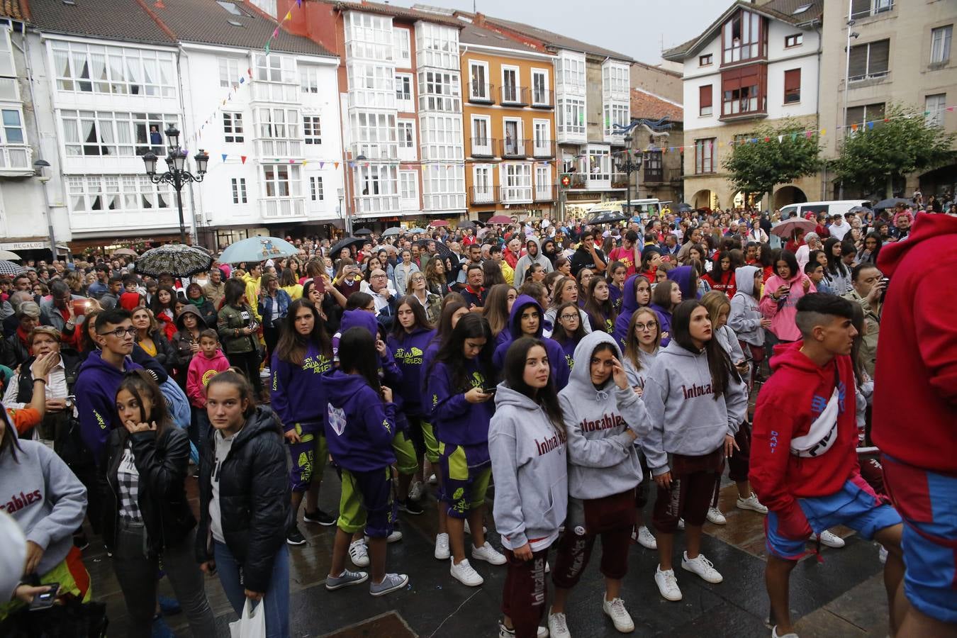 El autor Jon Obeso, ganador de las Justas Literarias, recibió la Flor Natural de manos de la reina de San Mateo, Claudia Ezquiaga