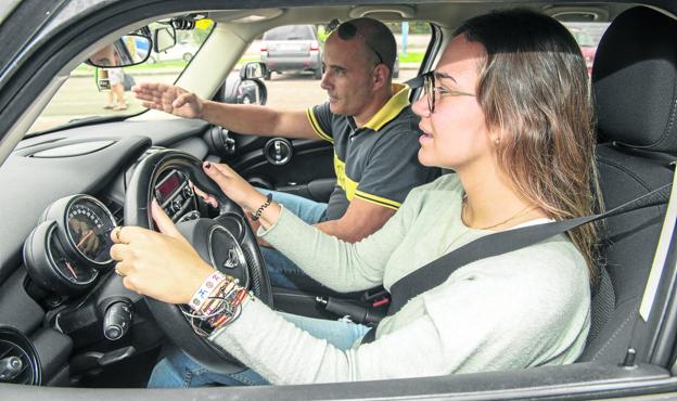 El profesor de la Autoescuela Bahía Alejandro Peña indica a Ángela Gándara, el martes, en una clase en Santander.