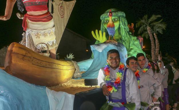 Las carrozas, que anoche recorrieron las calles de Reinosa, volverán a hacerlo en la mañana del domingo