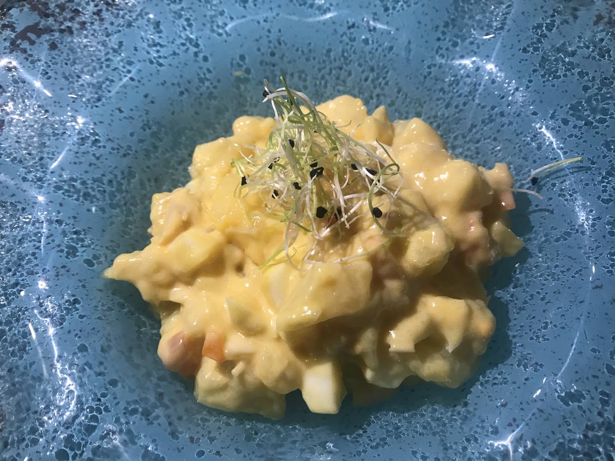 Imagen secundaria 1 - Huevos de corral con patatas y jamón ibérico y ensaladilla rusa. Abajo, Mame Herrero y Raúl Ruiz.