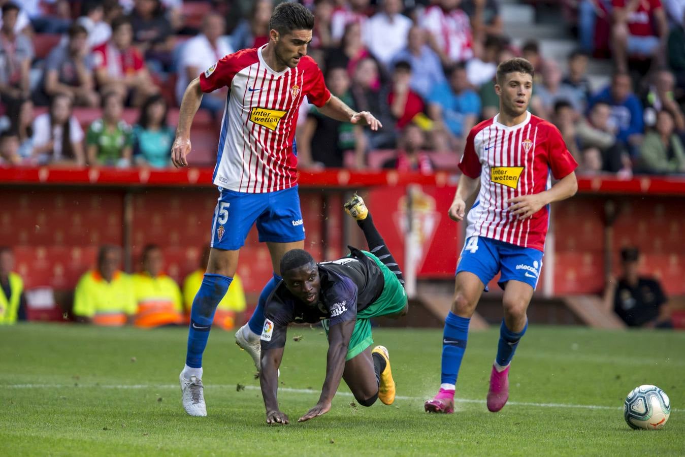 El Racing, tras una mala primera mitad, aprovecha el bajón del Sporting para sacar un empate al el Sporting 