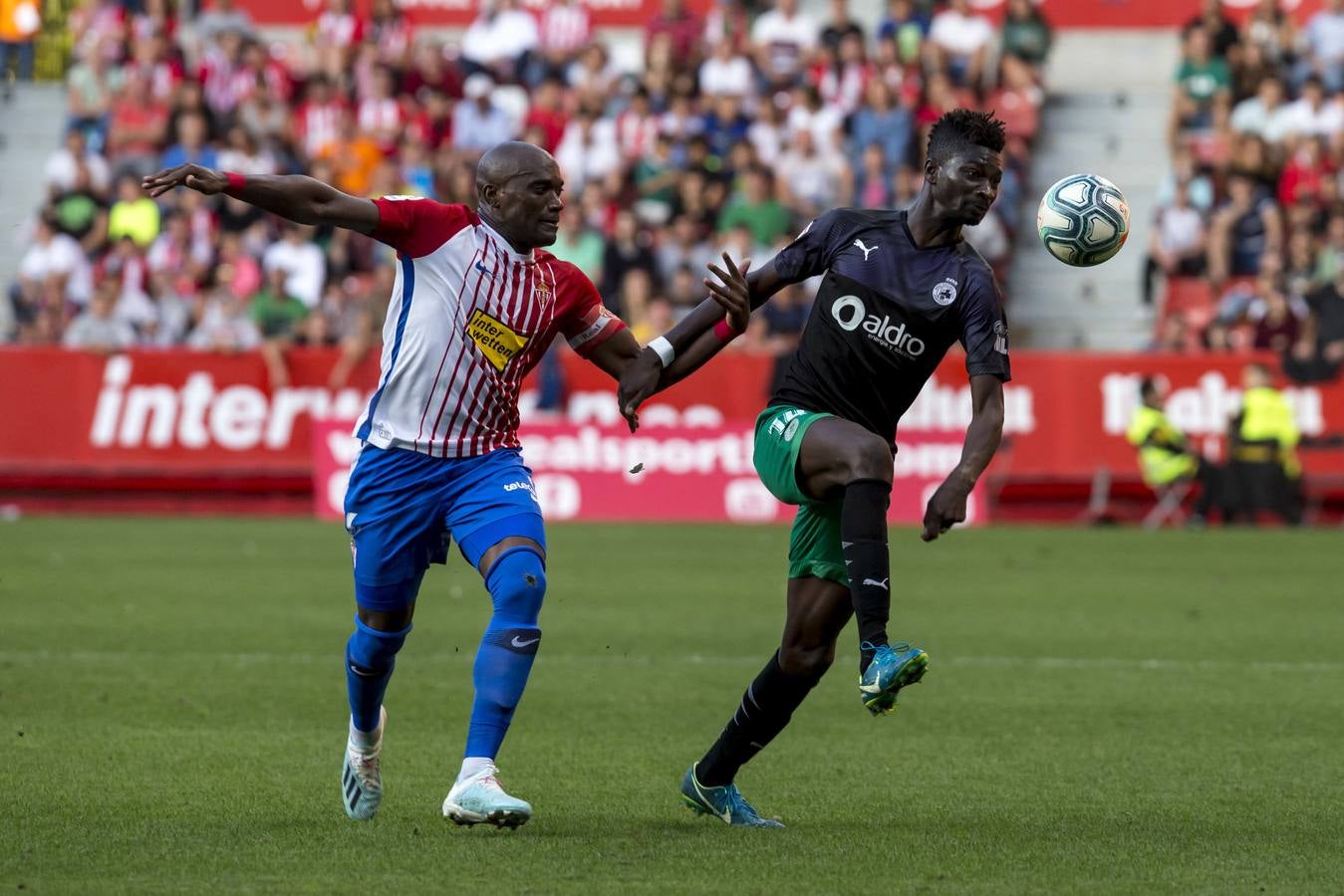 El Racing, tras una mala primera mitad, aprovecha el bajón del Sporting para sacar un empate al el Sporting 