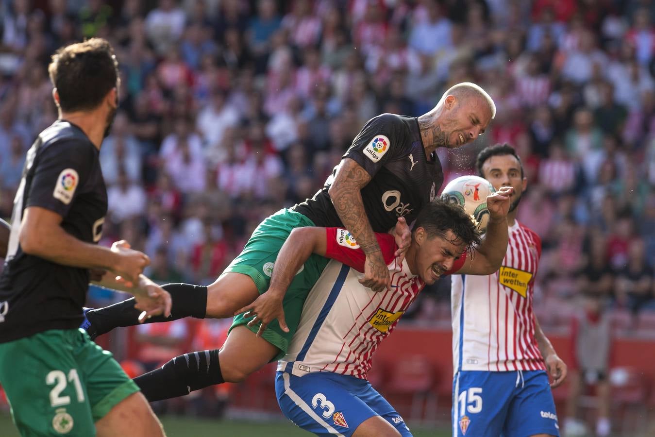 El Racing, tras una mala primera mitad, aprovecha el bajón del Sporting para sacar un empate al el Sporting 