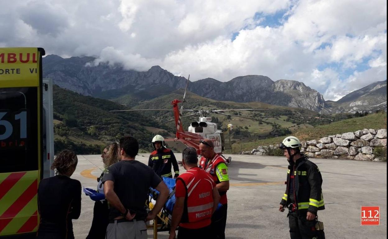 Evacuado en helicóptero un niño de tres años tras caerse en la estación superior del teleférico