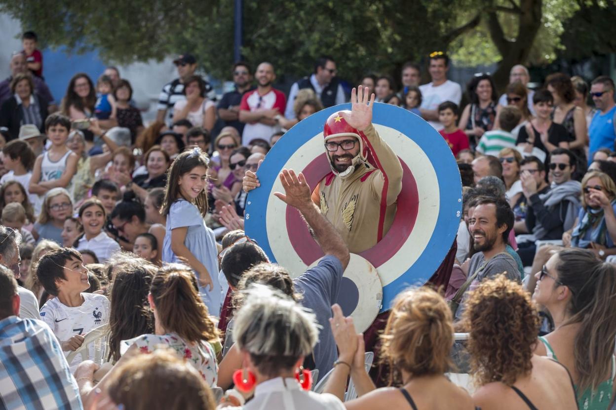  'The Incredible Box'. El humor de la compañía La Tal cautivó ayer al público, grandes y pequeños, en Pombo. 