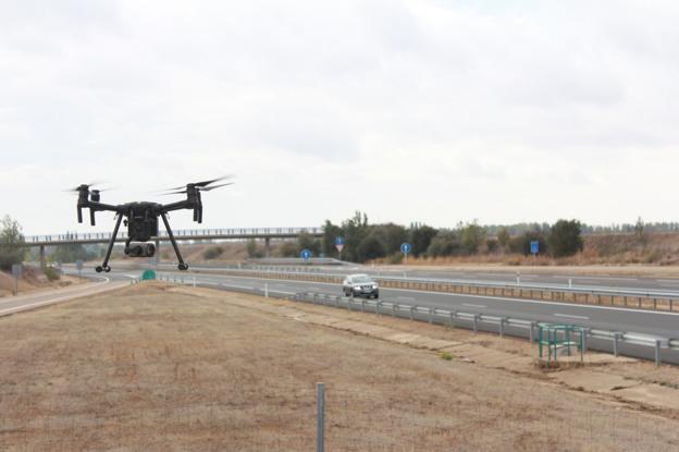 El dron DJI Matrice 200 sobrevuela ayer la A-67 en el término municipal de Osorno. 