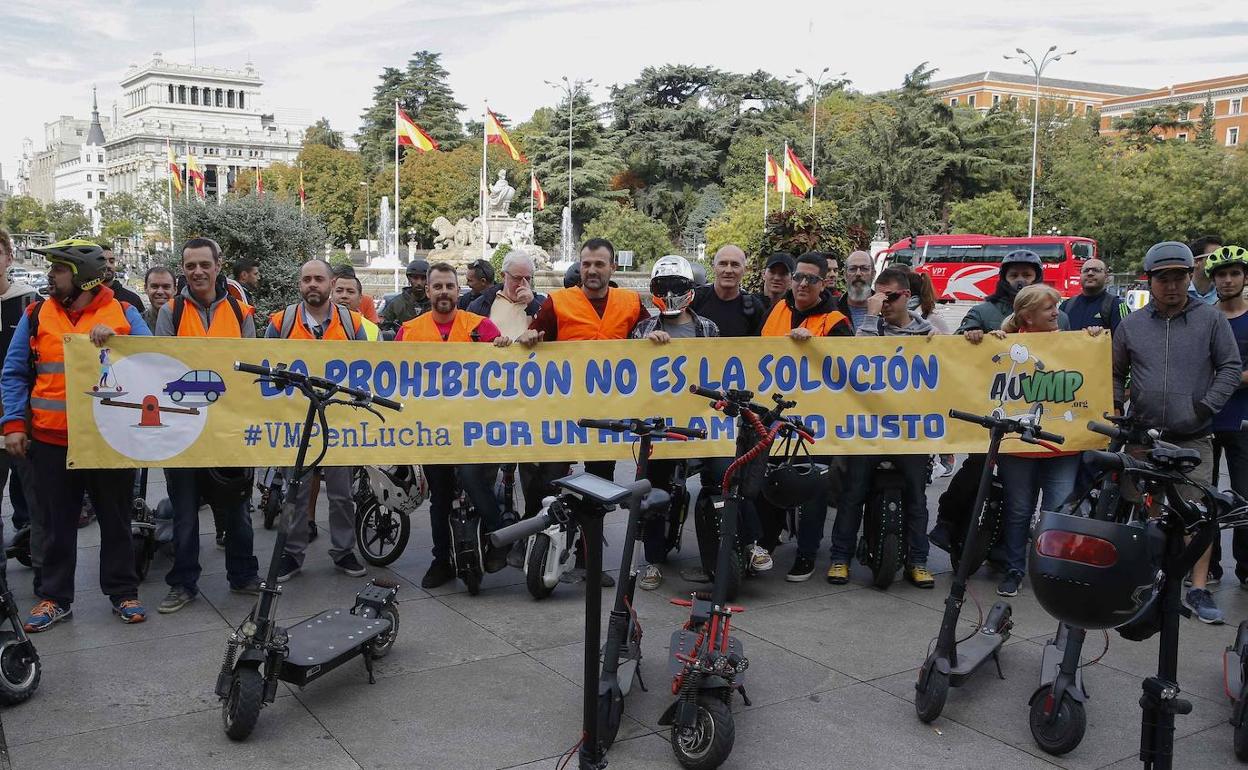 Concentración de patinadores en la plaza de La Cibeles, en Madrid.