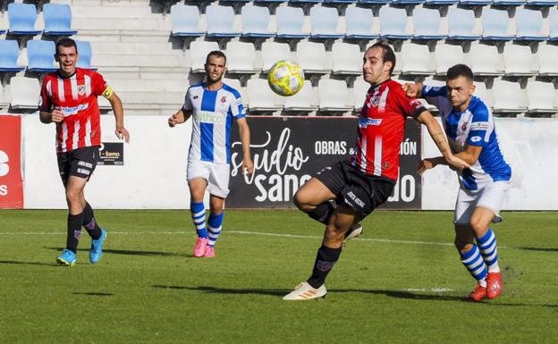 Javi, del Torina, intenta evitar que Aarón, de la Gimnástica, llegue al balón