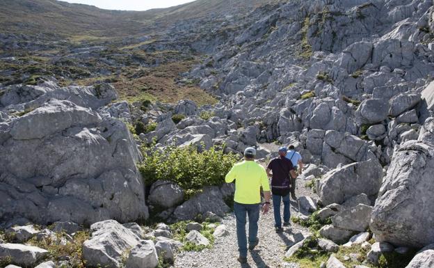 El último tramo es un paseo monte arriba de unos quince o veinte minutos entre rocas