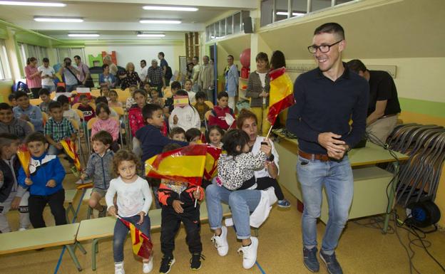 Ángel Madrazo se dirigió a los alumnos en el salón de actos del centro. 