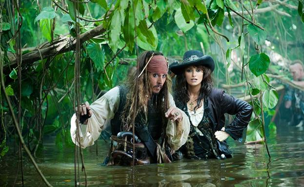 Cruz, junto a Johnny Depp, en 'Piratas del Caribe: en mareas misteriosas'.