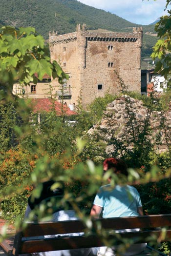 Imagen principal - Torre del Infantado, Torre de Orejón de la Lama y Portada del antiguo convento de jesuitas