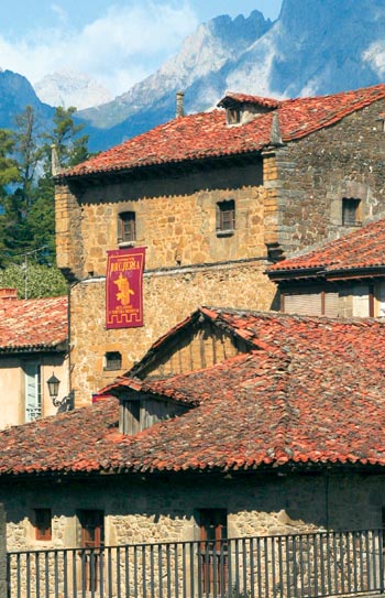 Imagen secundaria 1 - Torre del Infantado, Torre de Orejón de la Lama y Portada del antiguo convento de jesuitas