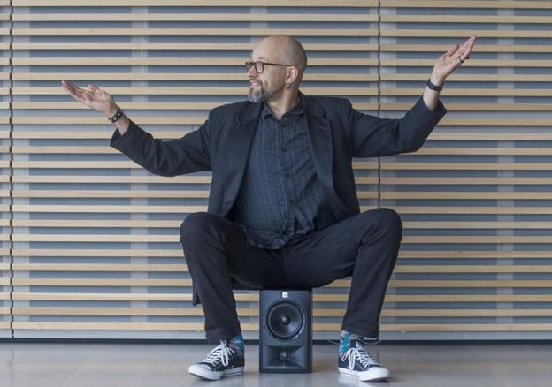 El compositor alemán interpretó ayer 'Dust', uno de sus espectáculos sonoros más destacados, en Santander.